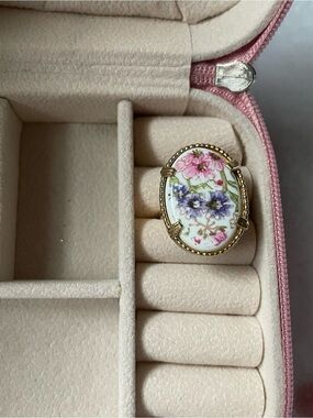 Sarah coventry vintage porcelain ring💝